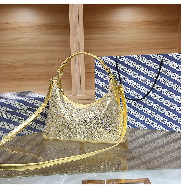 Womenโs shiny evening handbag by ๐๐ฎ ๐๐๐ ๐น๐๐๐๐ ๐ป๐๐๐๐ ๐๏ฟฝ