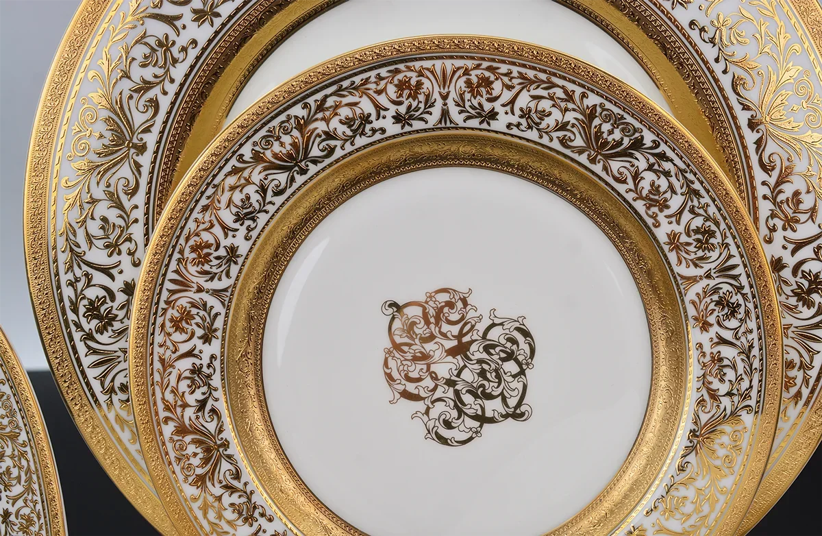Karosa Luxury 84-piece gold embossed porcelain dinnerware set, including plates and bowls, by ๐๐ ๐๐๐ ๐น๐๐๐๐ ๐ป๐๏ฟฝ