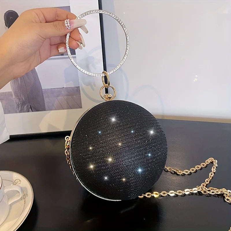 Black leather crossbody handbag with chain strap by ๐๐ฎ ๐๐๐ ๐น๐๐๐๐ ๐ป๐๐๐๐ ๏ฟฝ