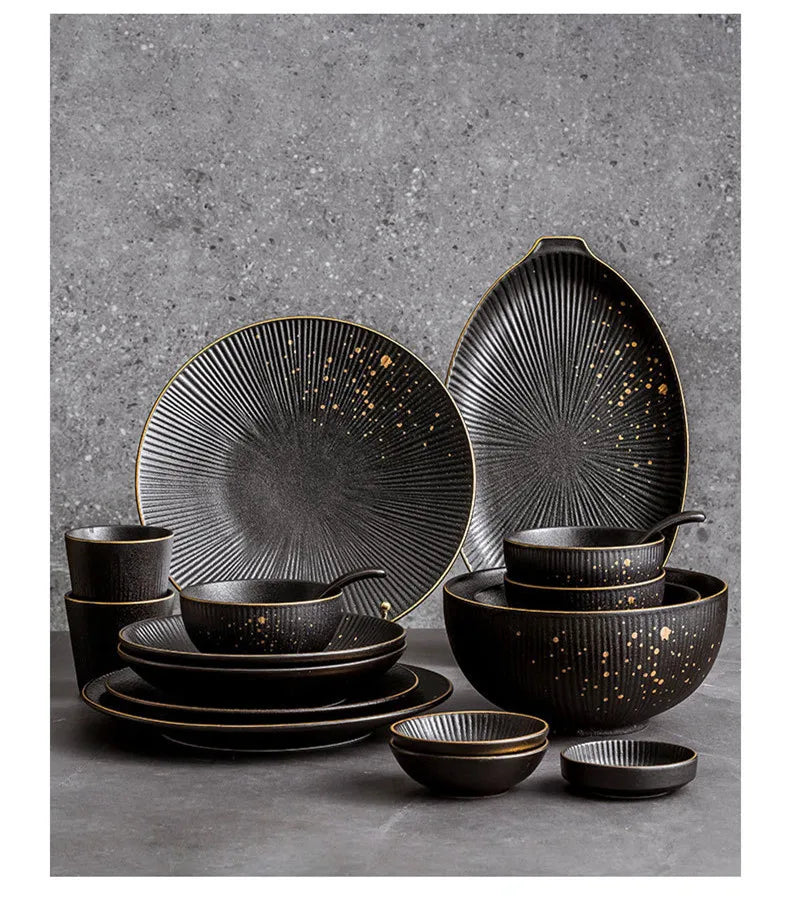 Black porcelain dinner plate with gilt rim from ๐๐ ๐๐๐ ๐น๐๐๐๐ ๐ป๐๐๐๐ ๐