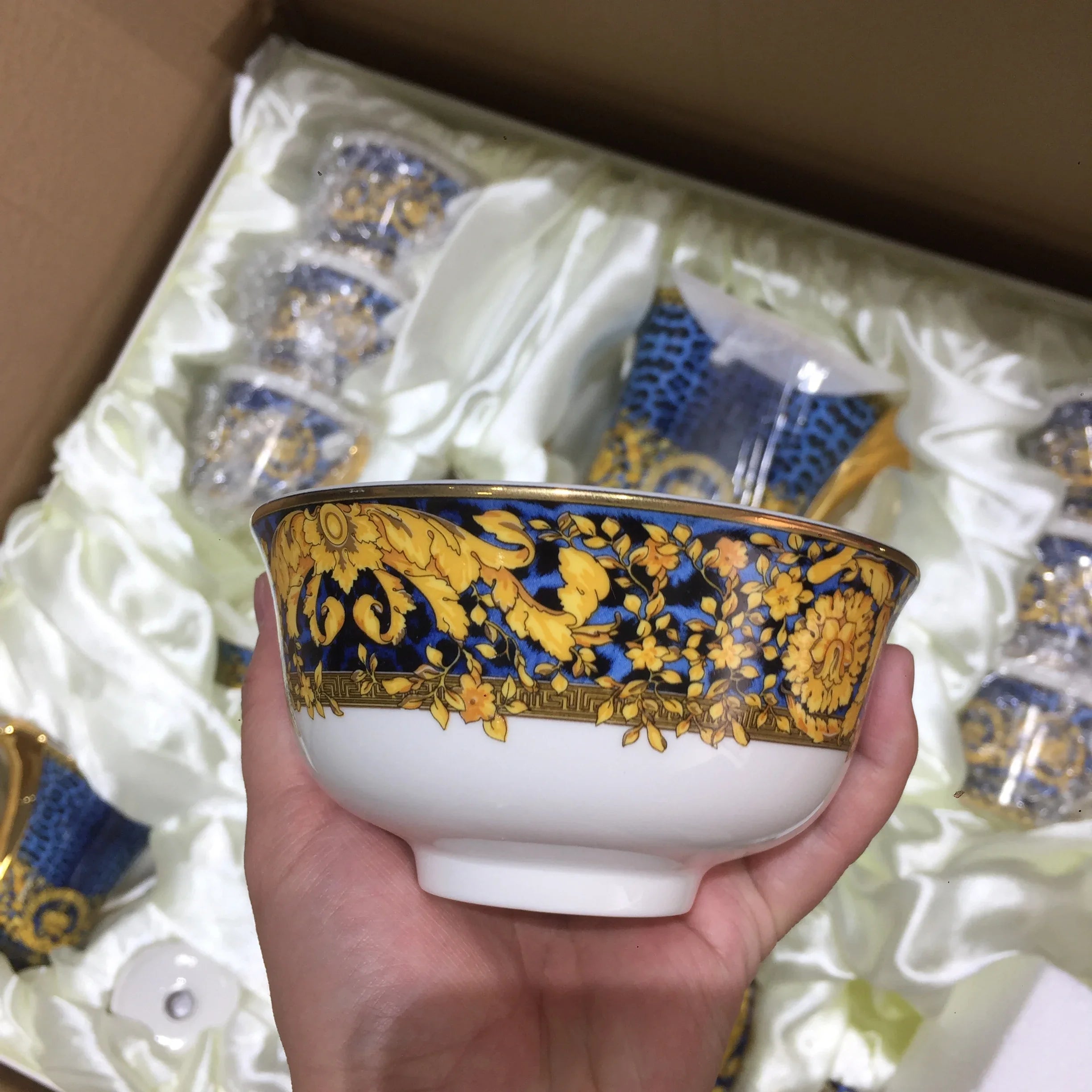 Fine Bone China dinner set by 𝕄𝕔 𝕋𝕙𝕖 𝔹𝕝𝕒𝕔𝕜 𝔻𝕚𝕒𝕞𝕠𝕟�