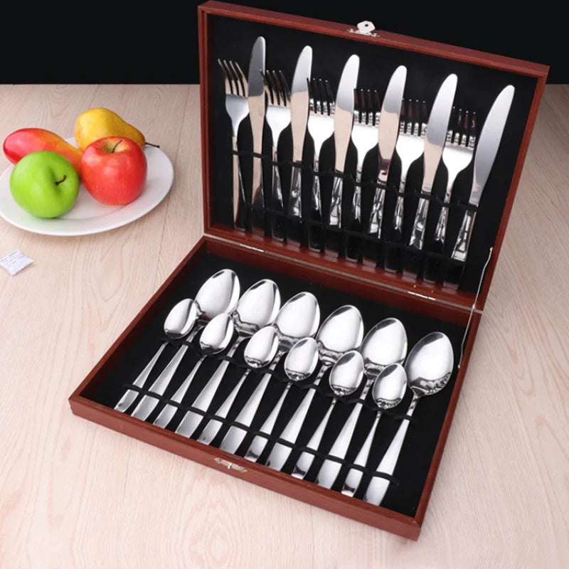 Set of 16/24 golden cutlery and dinnerware from 𝕄𝕔 𝕋𝕙𝕖 𝔹𝕝𝕒𝕔𝕜 𝔻𝕚𝕒𝕞�