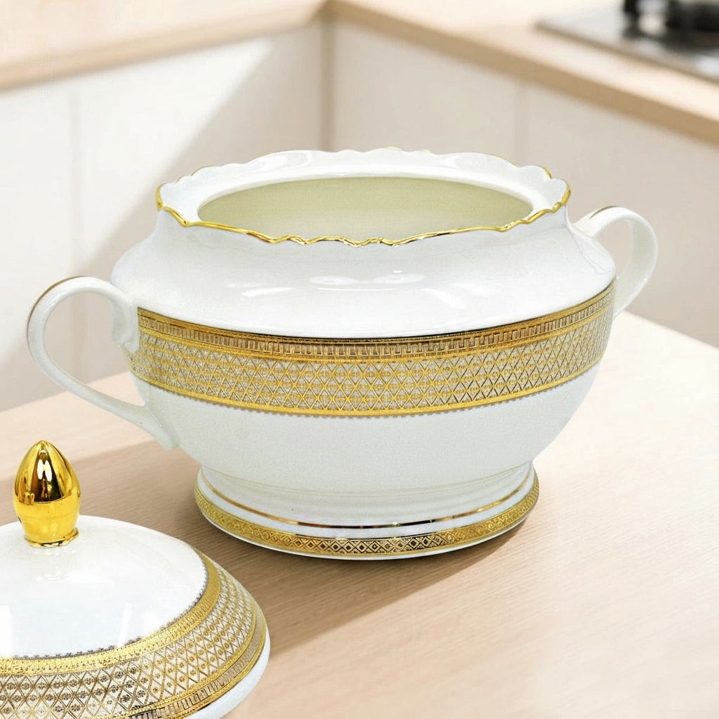 Porcelain dinnerware set from 𝕄𝕔 𝕋𝕙𝕖 𝔹𝕝𝕒𝕔𝕜 𝔻𝕚𝕒𝕞𝕠𝕟�