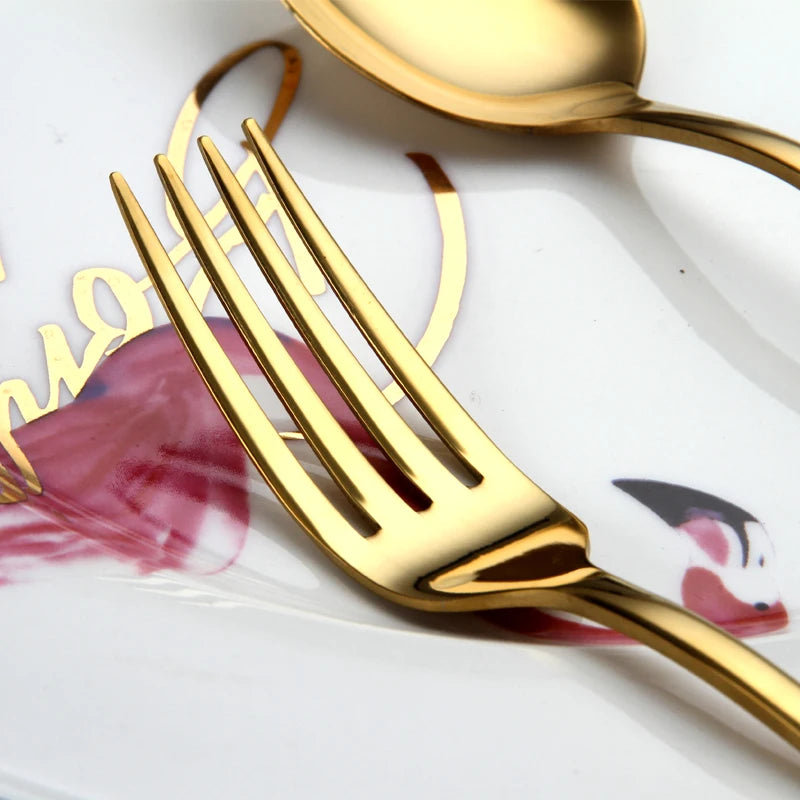 Set of 16/24 gold-colored cutlery and dishes from 𝕄𝕔 𝕋𝕙𝕖 𝔹𝕝𝕒𝕔𝕜 𝔻𝕚𝕒𝕞�