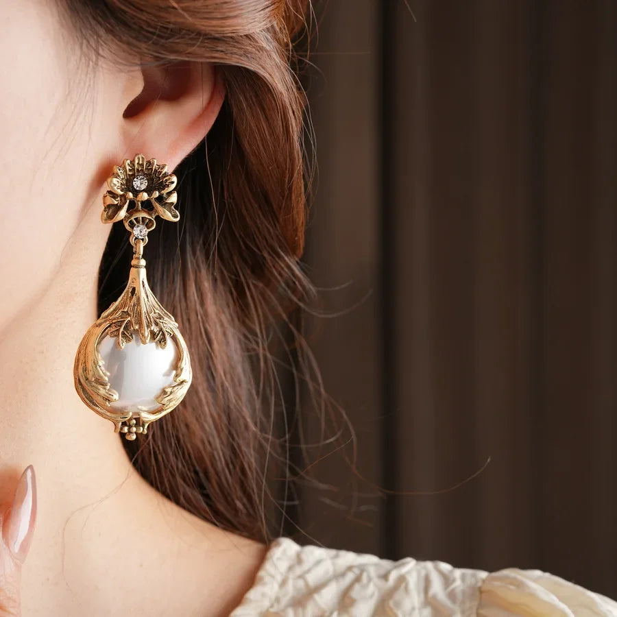 Vintage light luxury jewelry set with flower pendant pearl earrings and high-end necklace, featuring rhinestones for women.